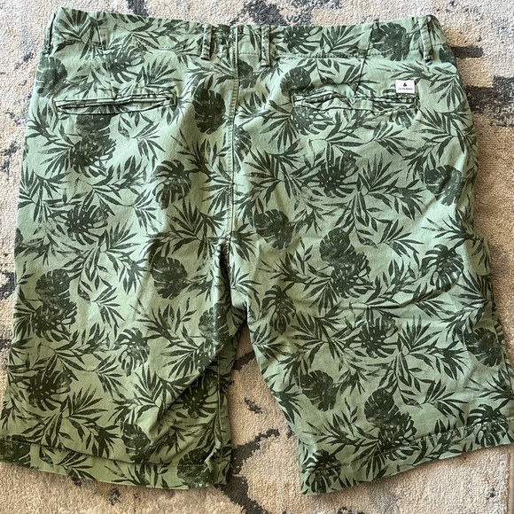 Jack and Jones Men’s Tropical Print Shorts - Picture 2 of 4